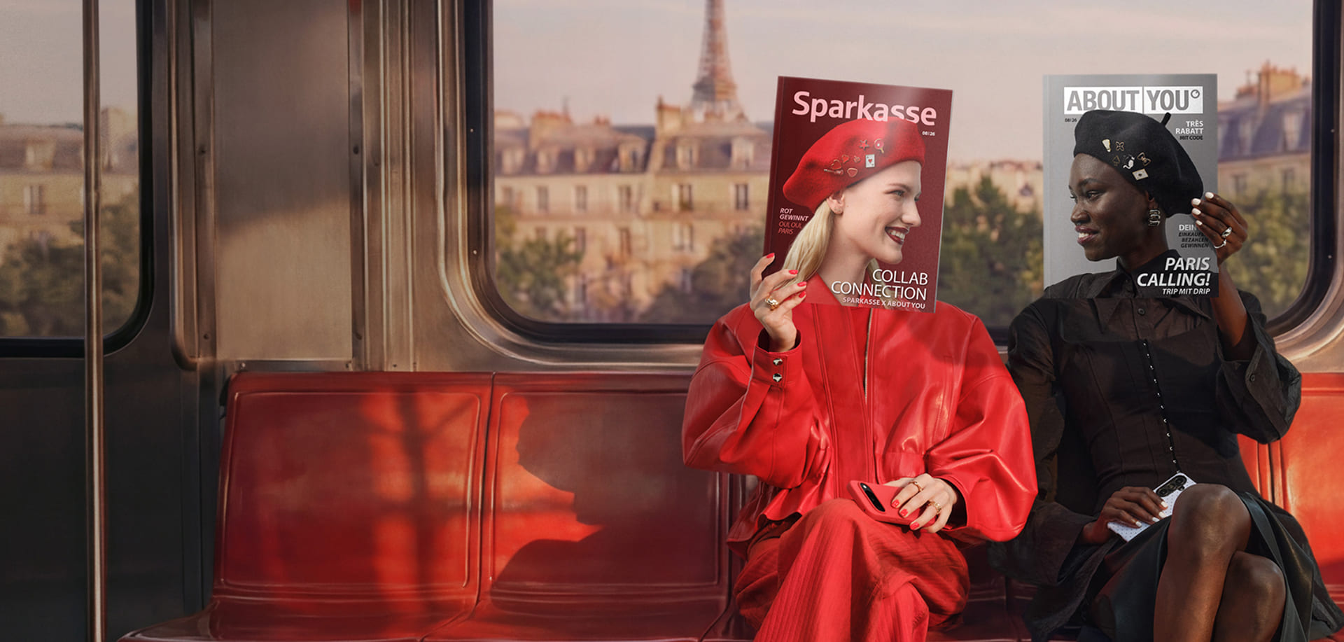 Zwei junge Frauen mit Sparkasse- und ABOUT YOU-Magazinen in Paris